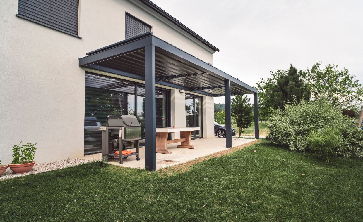 Pergola bioclimatique : avantages, inconvénients, coûts au m2 ...